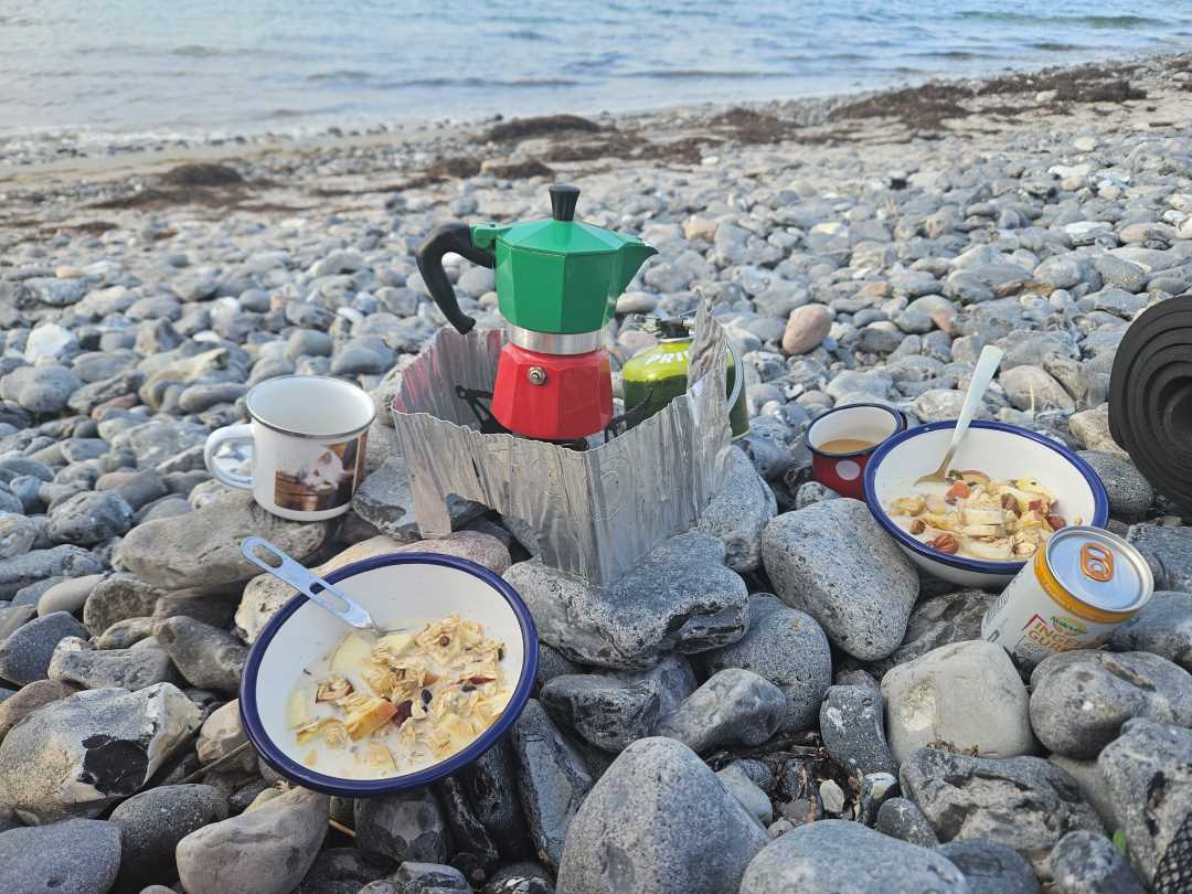 Mokkakanne, Blechtassen und Müslischalen am Kieselstrand