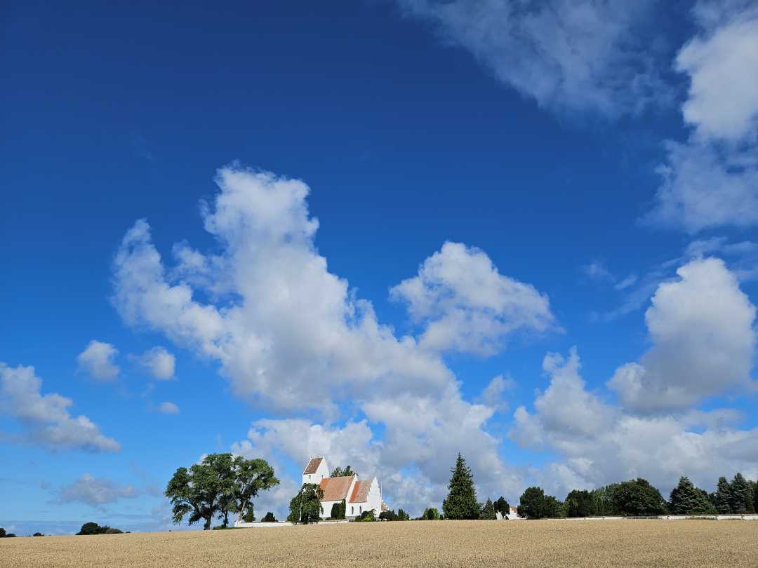 Weiße Kirche auf einem Hügel