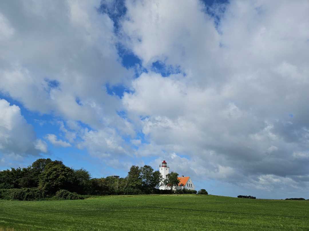 Leuchtturm auf Hügel