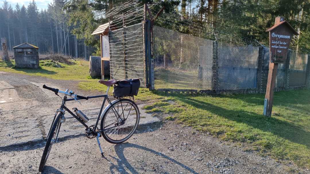 Mein Rad steht an einem alten für die Nachwelt erhaltenen Grenzposten der ehemaligen deutsch/deutschen Grenze im Harz