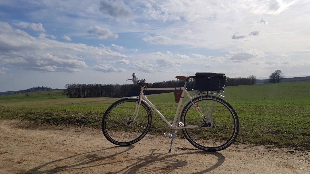 Mein Rad steht bei einer ersten Tour in der Frühlingssonne